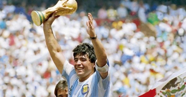 “Mister, è morto Maradona”